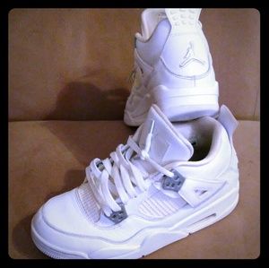 Air Jordans 4 retro size 6Y